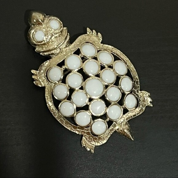 VINTAGE UNSIGNED TURTLE PIN BROOCH SMOOTH TEXTURED GOLDTONE FAUX PEARL - Picture 2 of 6